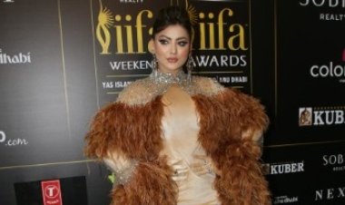 Bollywood Diva Urvashi Rautela Shines at IIFA 2023 with Feathered Elegance